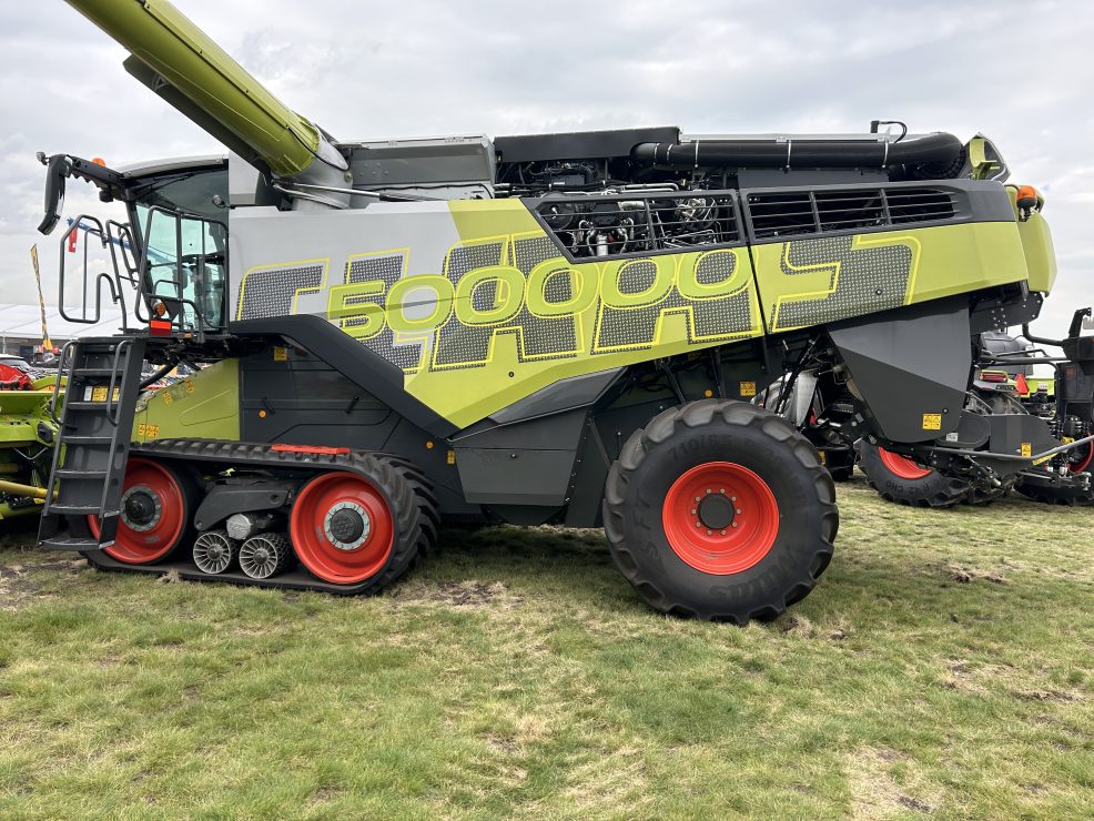 CLAAS LEXION 8900 side