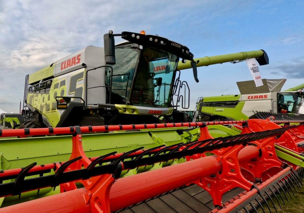 CLAAS LEXION 8900 front